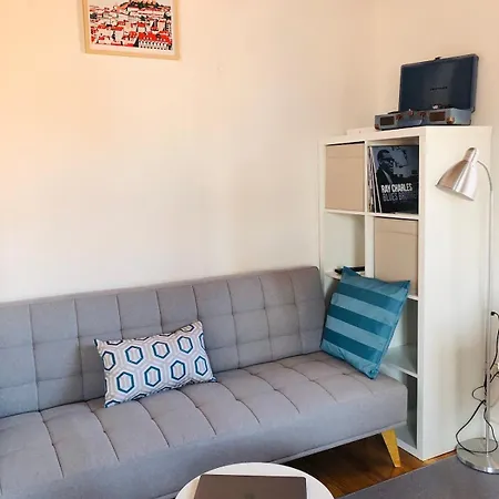Downtown 2 Bedroom Aircon & Amazing Castle View شقة