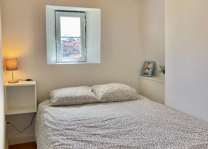 Апартаменты Downtown 2 Bedroom Aircon & Amazing Castle View Лиссабон