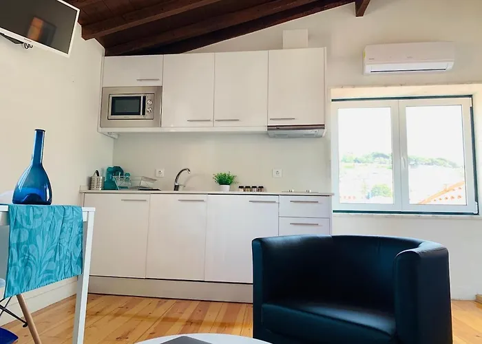 Апартаменты Downtown 2 Bedroom Aircon & Amazing Castle View Лиссабон