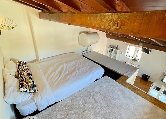 Апартаменты Downtown 2 Bedroom Aircon & Amazing Castle View Лиссабон