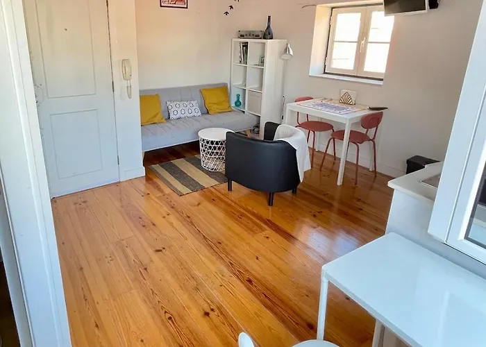 Апартаменты Downtown 2 Bedroom Aircon & Amazing Castle View *