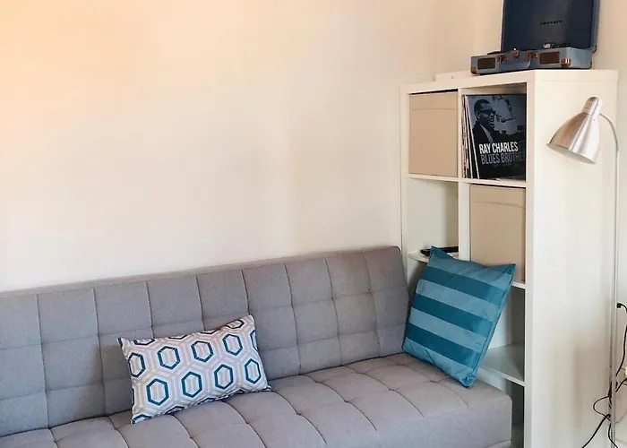 Downtown 2 Bedroom Aircon & Amazing Castle View Апартаменты