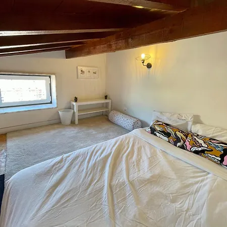 Downtown 2 Bedroom Aircon & Amazing Castle View