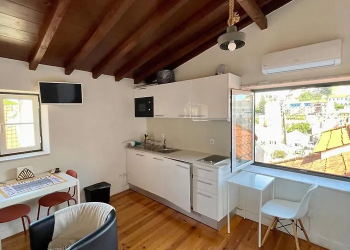 Downtown 2 Bedroom Aircon & Amazing Castle View Apartment